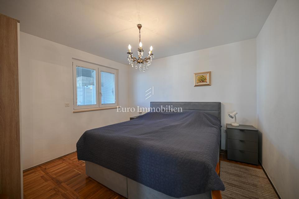 Crveni Vrh, hiša z vrtom v bližini morja