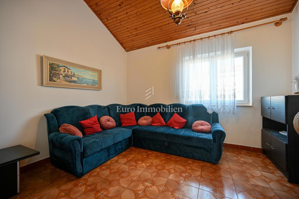 Crveni Vrh, hiša z vrtom v bližini morja