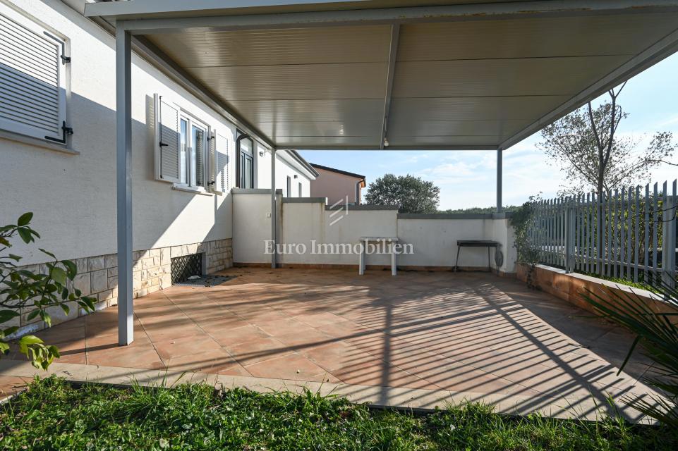 Crveni Vrh, hiša z vrtom v bližini morja