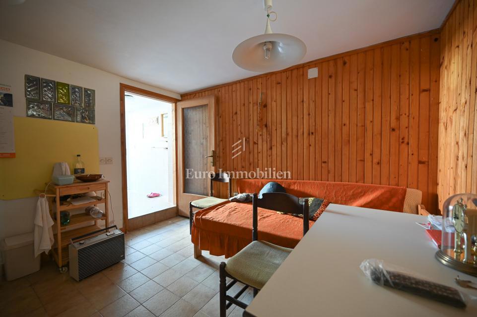 Crveni Vrh, hiša z vrtom v bližini morja