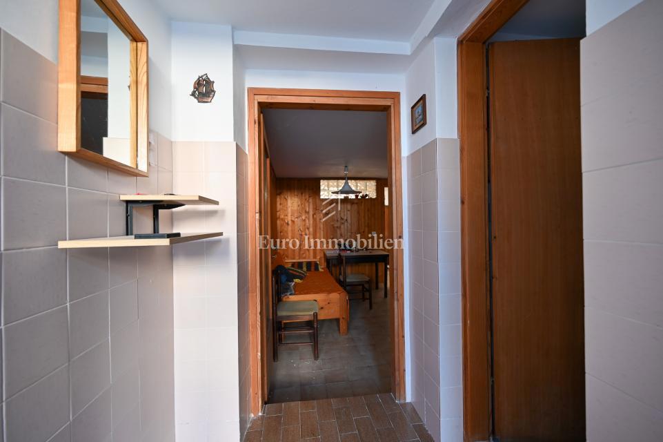 Crveni Vrh, hiša z vrtom v bližini morja