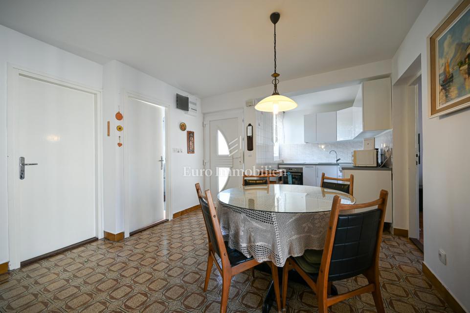 Crveni Vrh, hiša z vrtom v bližini morja