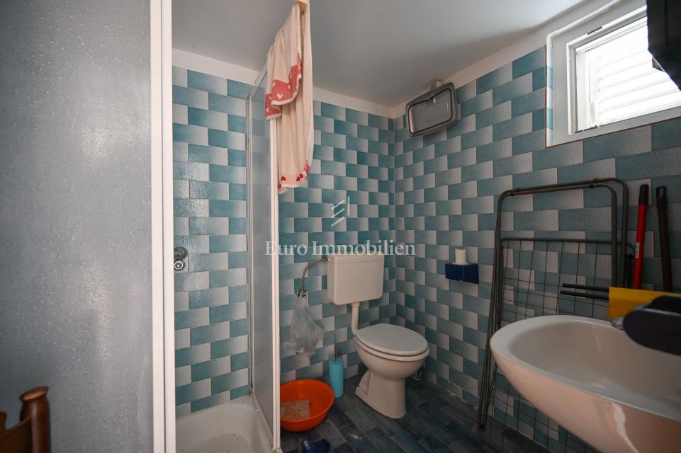 Crveni Vrh, hiša z vrtom v bližini morja