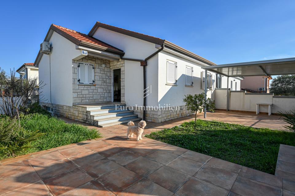 Crveni Vrh, hiša z vrtom v bližini morja