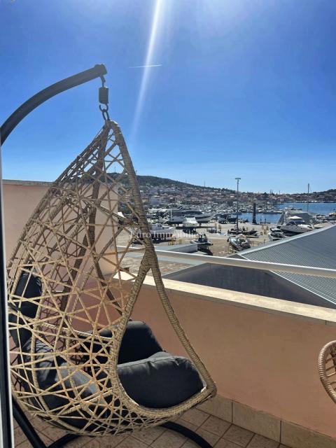 Apartma s pogledom na morje, Murter