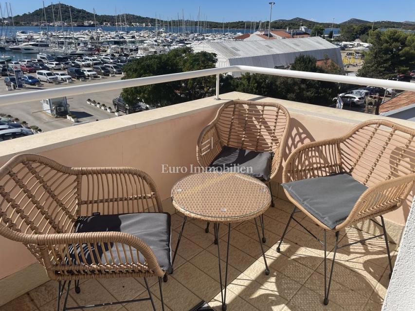 Apartma s pogledom na morje, Murter