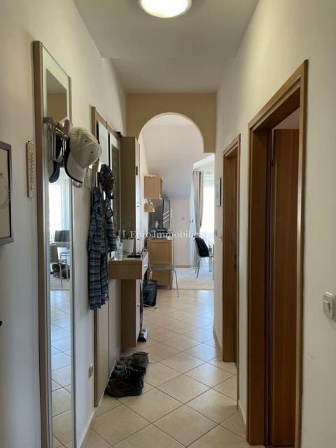 Apartma s pogledom na morje, Murter