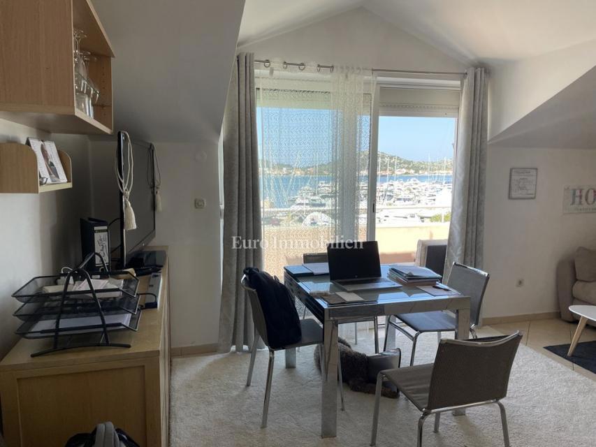 Apartma s pogledom na morje, Murter