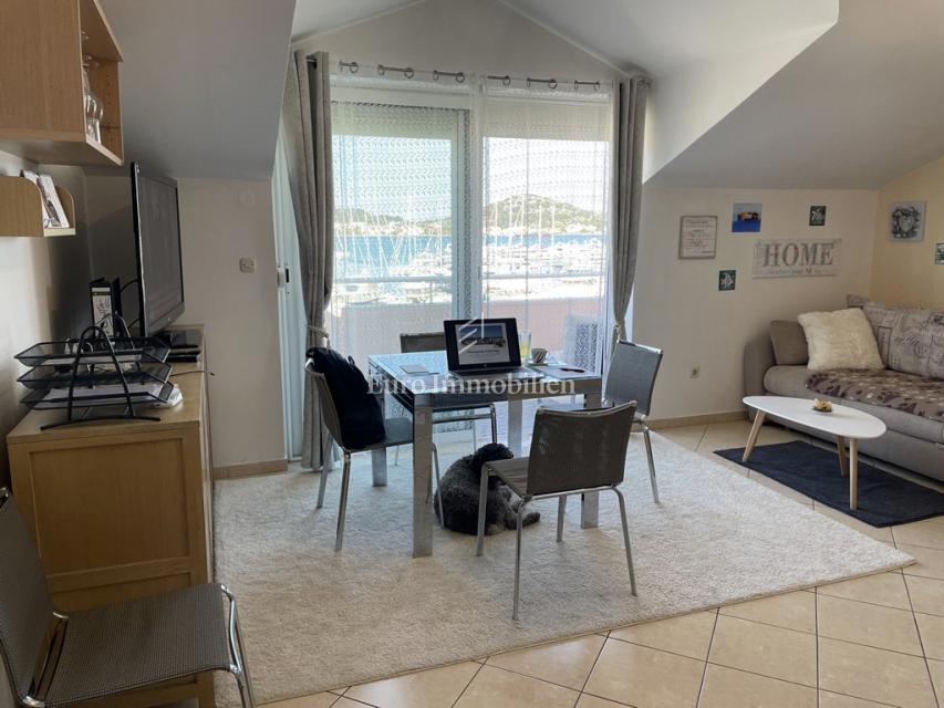 Apartma s pogledom na morje, Murter