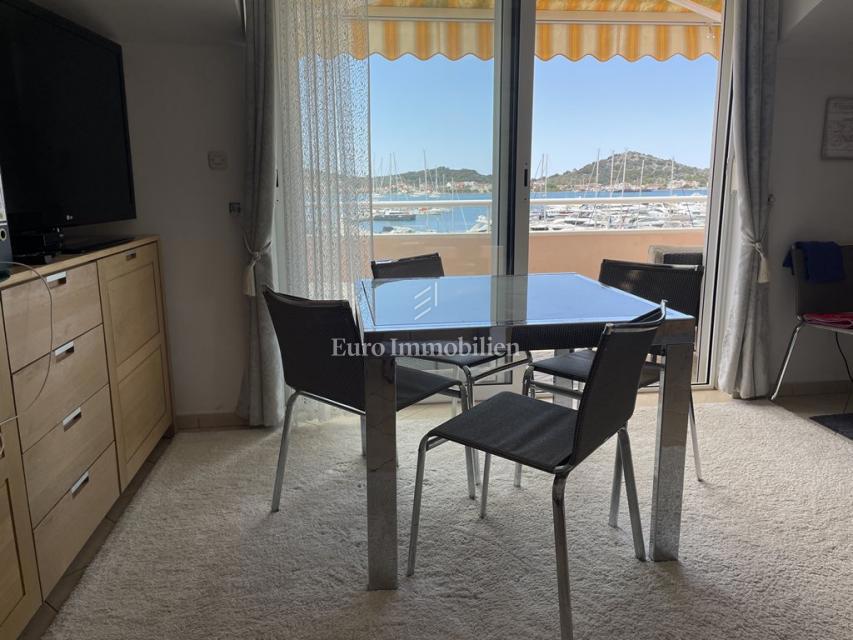 Apartma s pogledom na morje, Murter