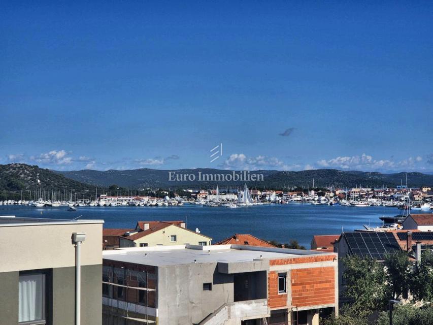 Apartma z vrtom in pogledom na morje - Murter 