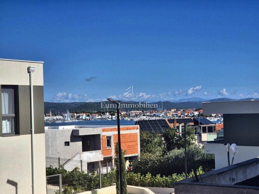 Apartma z vrtom in pogledom na morje - Murter 