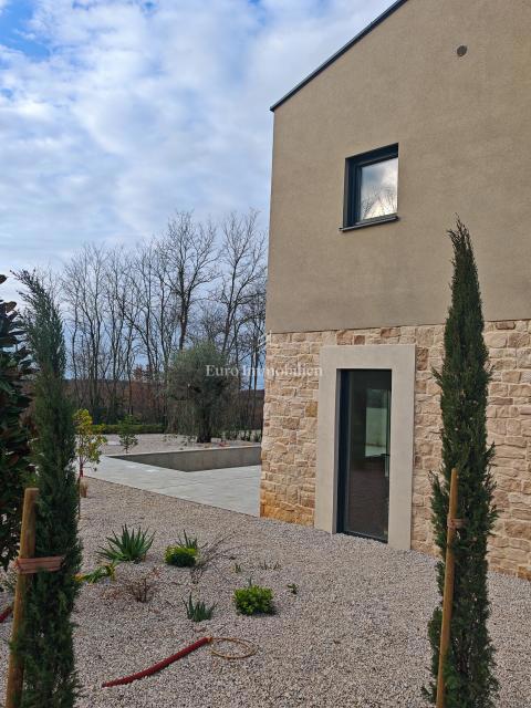 Hiša z bazenom na mirni lokaciji, v bližini Novigrada