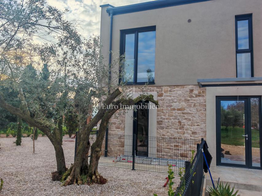 Hiša z bazenom na mirni lokaciji, v bližini Novigrada