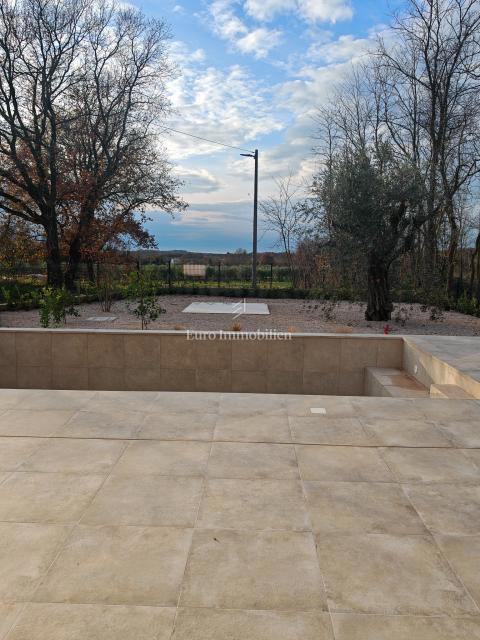 Hiša z bazenom na mirni lokaciji, v bližini Novigrada