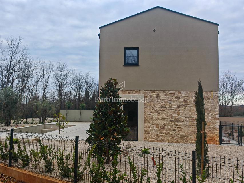 Hiša z bazenom na mirni lokaciji, v bližini Novigrada