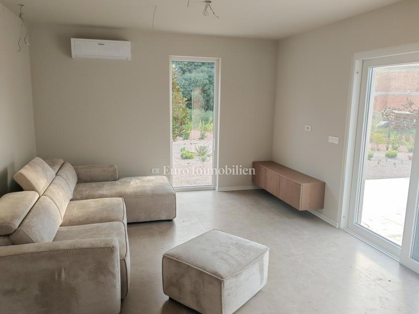 Hiša z bazenom na mirni lokaciji, v bližini Novigrada