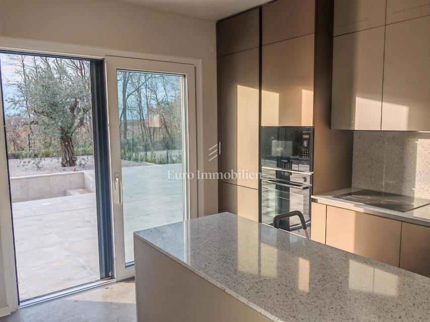 Hiša z bazenom na mirni lokaciji, v bližini Novigrada