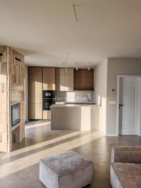 Hiša z bazenom na mirni lokaciji, v bližini Novigrada