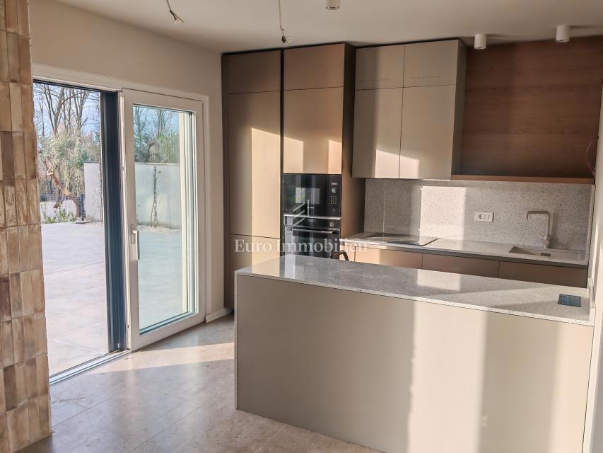 Hiša z bazenom na mirni lokaciji, v bližini Novigrada