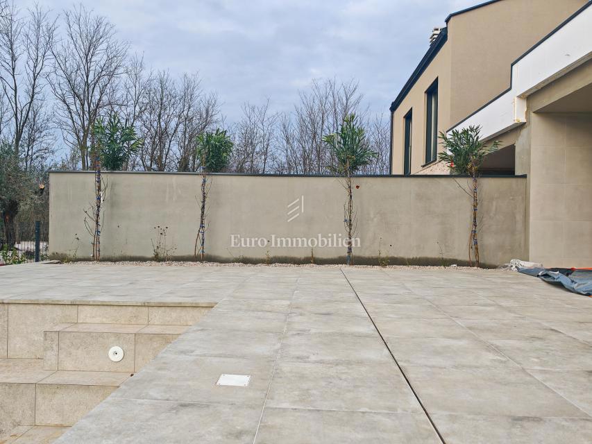 Hiša z bazenom na mirni lokaciji, v bližini Novigrada