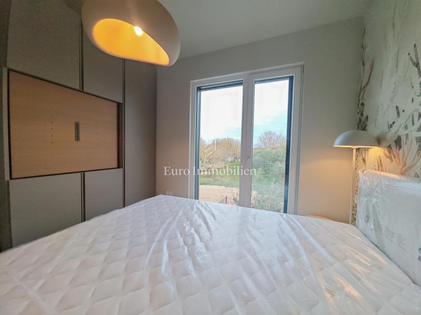 Hiša z bazenom na mirni lokaciji, v bližini Novigrada