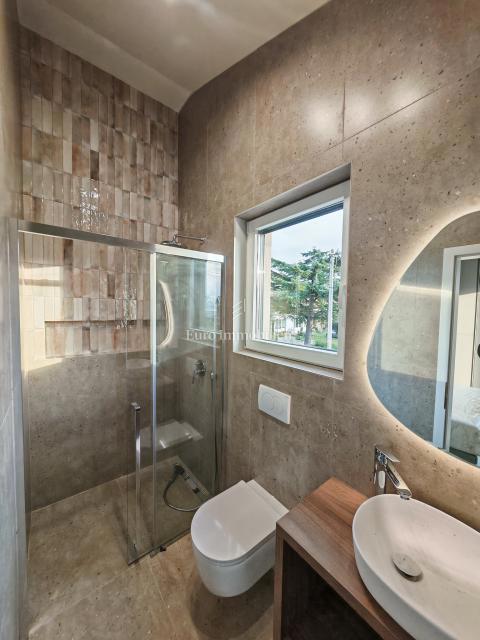 Hiša z bazenom na mirni lokaciji, v bližini Novigrada