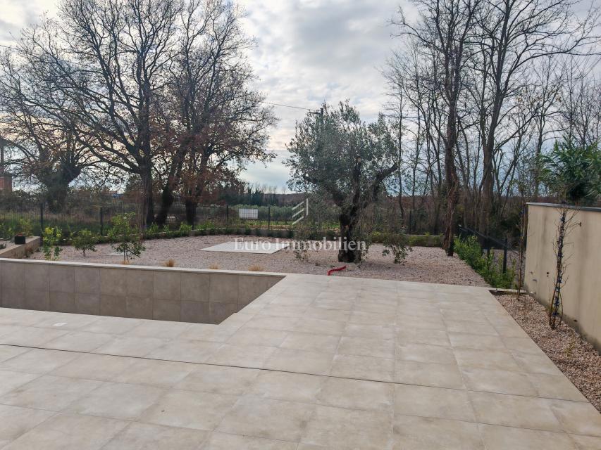 Hiša z bazenom na mirni lokaciji, v bližini Novigrada