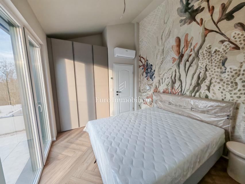 Hiša z bazenom na mirni lokaciji, v bližini Novigrada