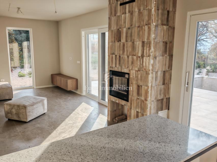 Hiša z bazenom na mirni lokaciji, v bližini Novigrada