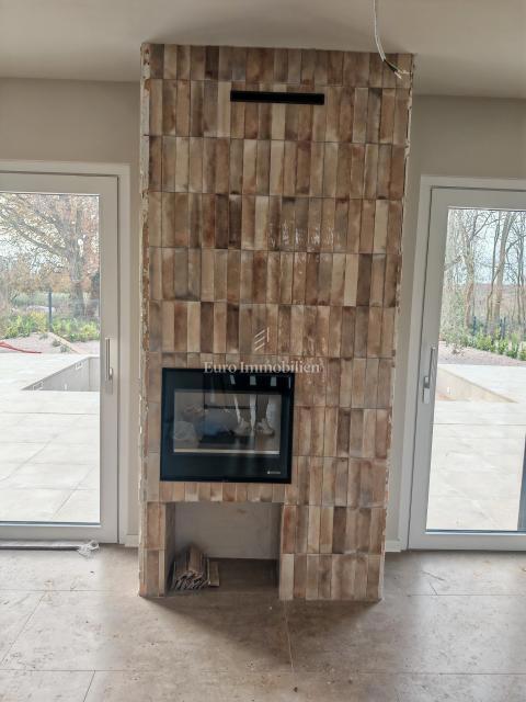 Hiša z bazenom na mirni lokaciji, v bližini Novigrada