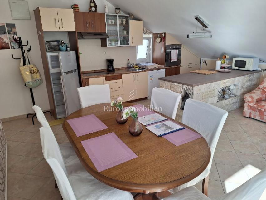 Apartma s pogledom na morje, 70 m od plaže - Pag