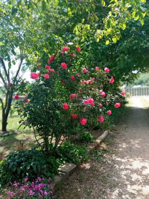 Hiša z veliko parcelo v mirnem okolju, Krk