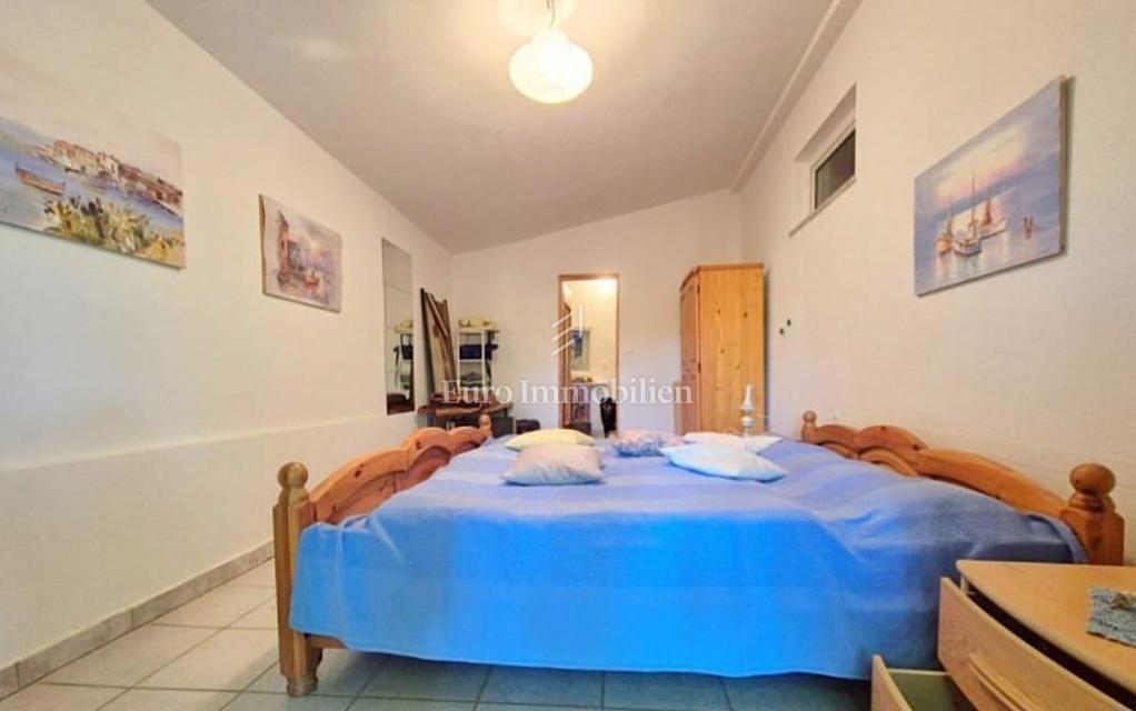 Hiša z veliko parcelo v mirnem okolju, Krk