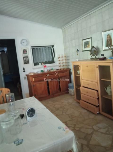 Hiša z veliko parcelo v mirnem okolju, Krk