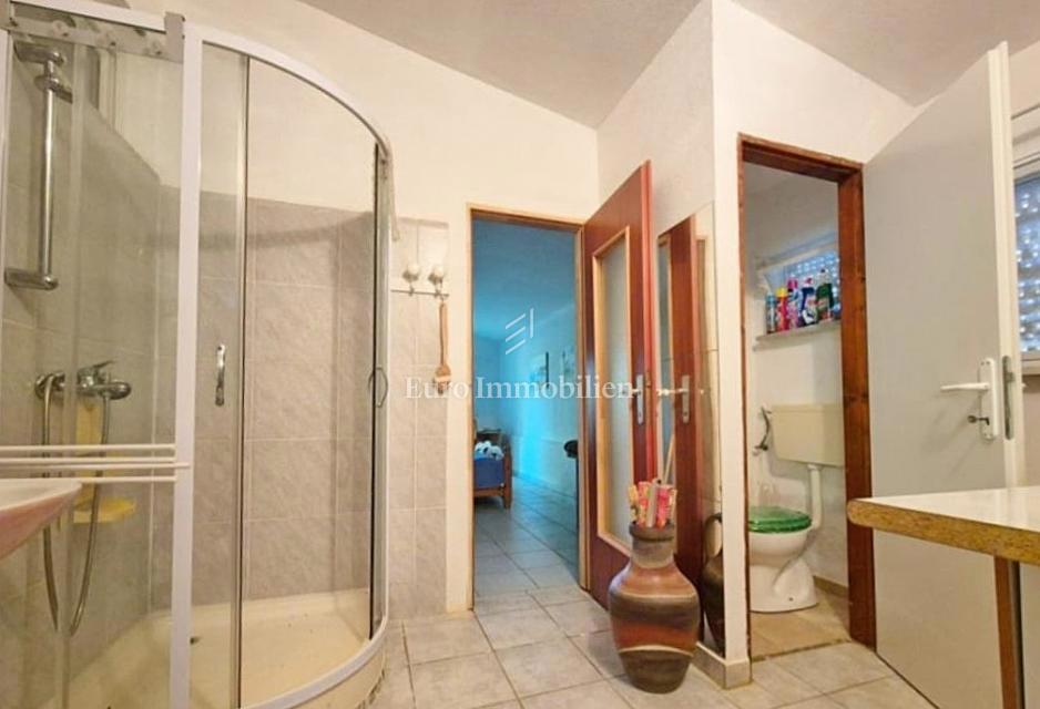 Hiša z veliko parcelo v mirnem okolju, Krk