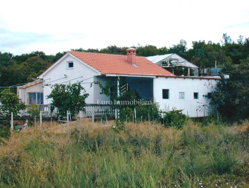 Hiša z veliko parcelo v mirnem okolju, Krk