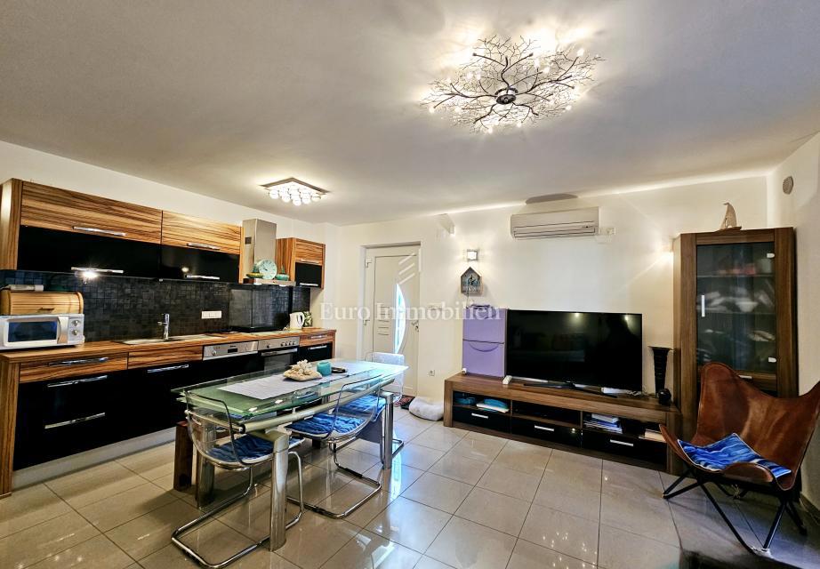 Apartma z vrtom, blizu centra in morja - Malinska