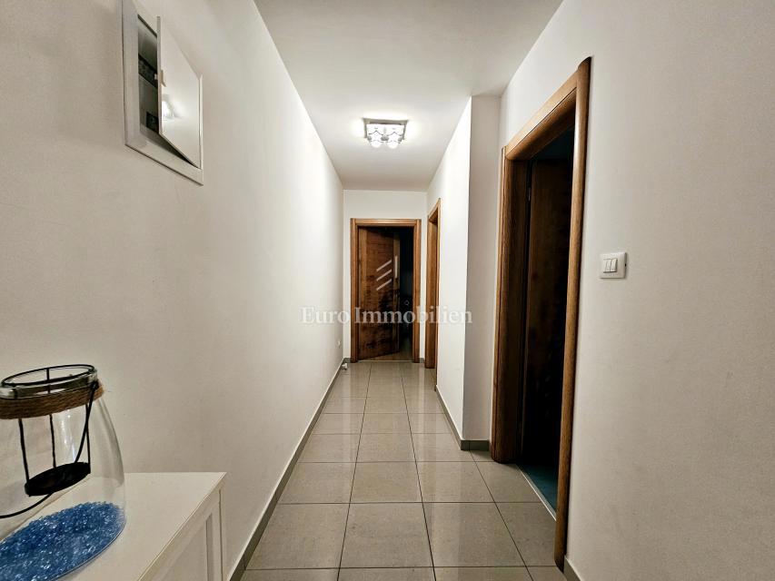 Apartma z vrtom, blizu centra in morja - Malinska