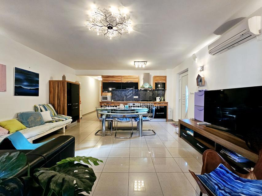 Apartma z vrtom, blizu centra in morja - Malinska