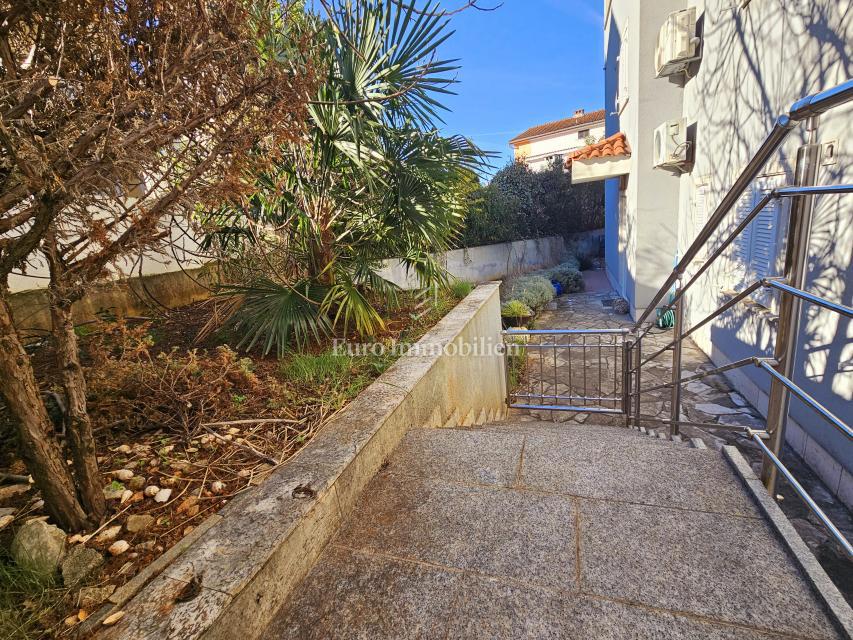 Apartma z vrtom, blizu centra in morja - Malinska