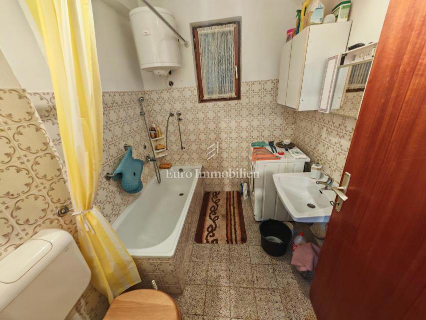 Klenovica – Hiša s 6 apartmaji, 100 m od morja