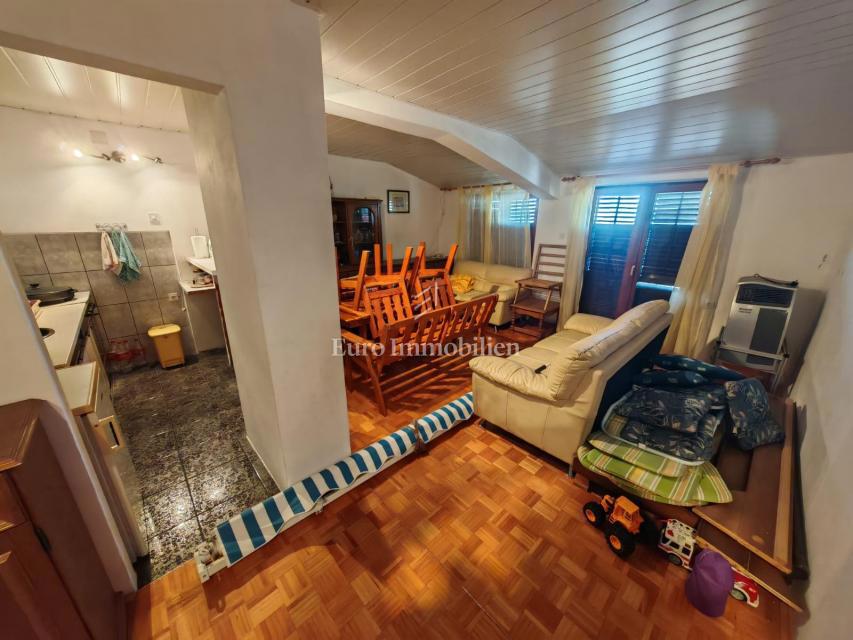 Klenovica – Hiša s 6 apartmaji, 100 m od morja