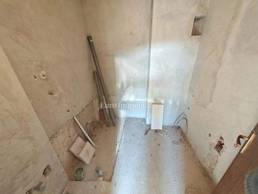 Klenovica – Hiša s 6 apartmaji, 100 m od morja