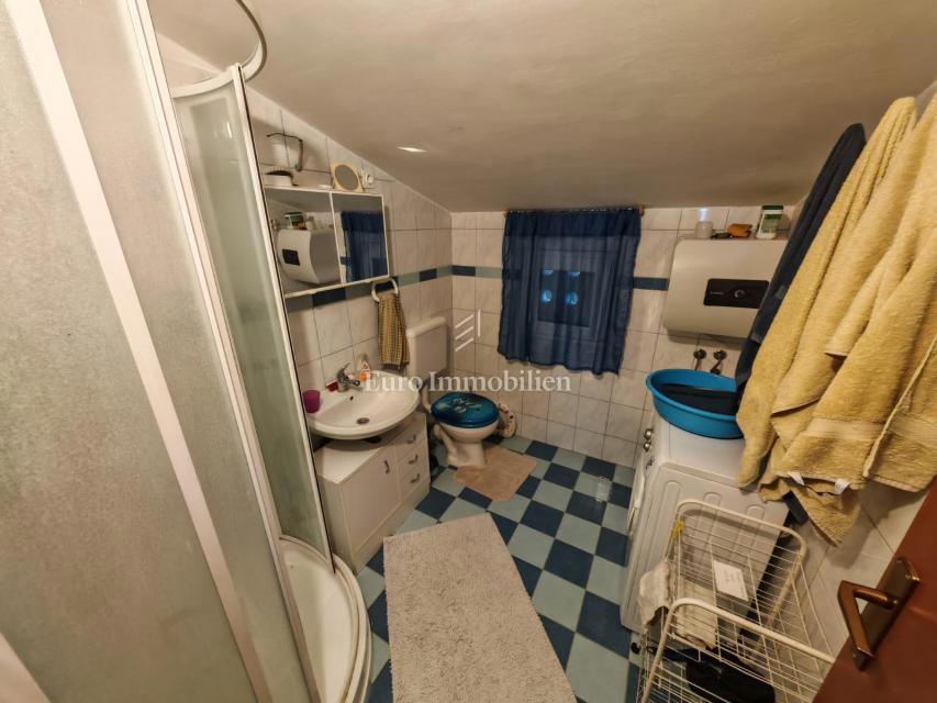 Klenovica – Hiša s 6 apartmaji, 100 m od morja