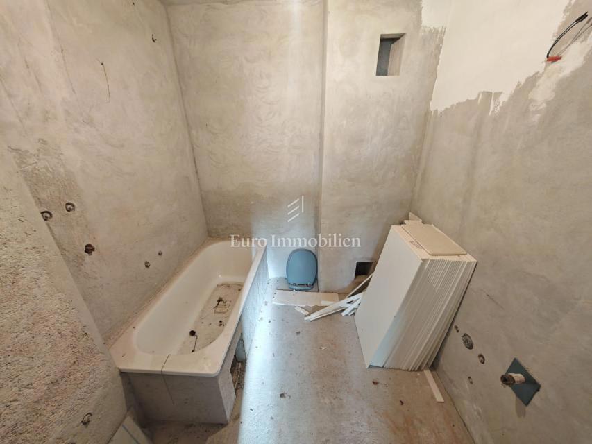 Klenovica – Hiša s 6 apartmaji, 100 m od morja