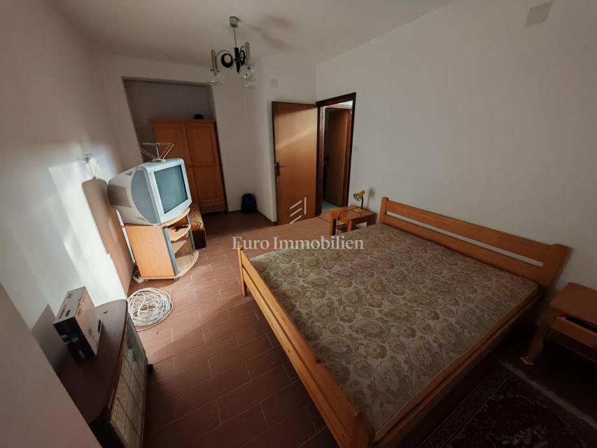 Klenovica – Hiša s 6 apartmaji, 100 m od morja