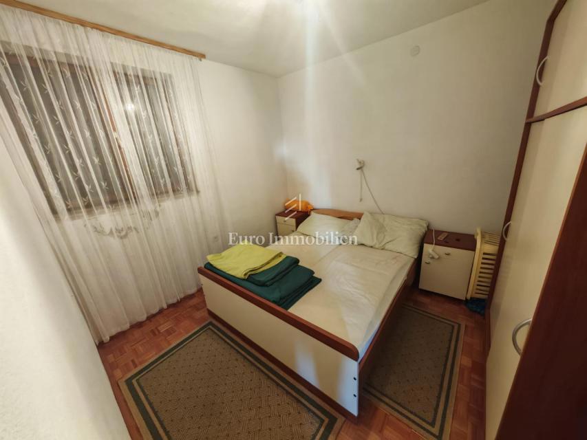 Klenovica – Hiša s 6 apartmaji, 100 m od morja