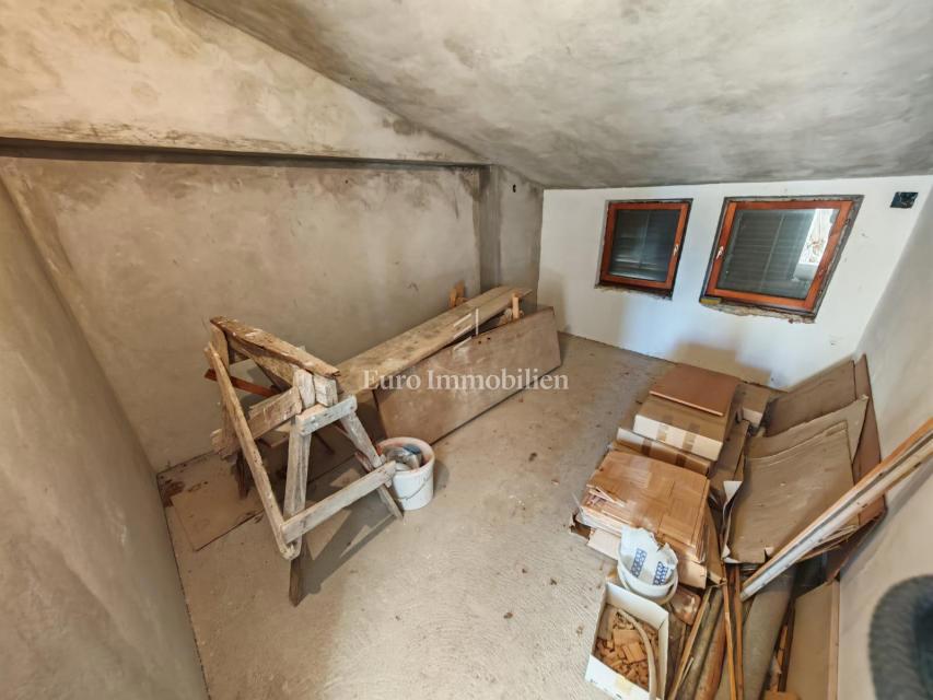 Klenovica – Hiša s 6 apartmaji, 100 m od morja