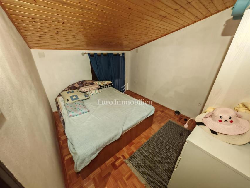 Klenovica – Hiša s 6 apartmaji, 100 m od morja